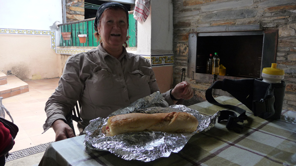 Reponiendo fuerzas en casa de un lugare�o