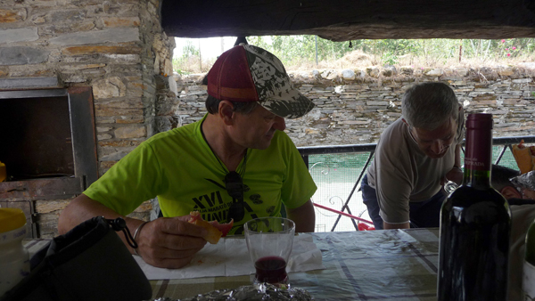 Reponiendo fuerzas con un vaso de vino